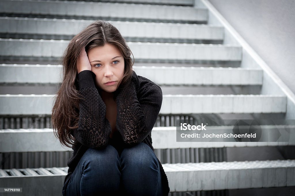 Nastolatka wygląda zamyślony na temat problemów - Zbiór zdjęć royalty-free (Nastoletnie dziewczyny)