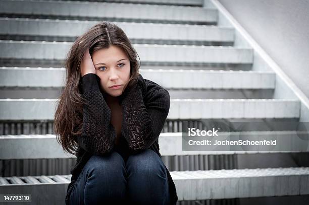 Menina Adolescente Pensativo Sobre Problemas Olhar - Fotografias de stock e mais imagens de Meninas Adolescentes - Meninas Adolescentes, Tristeza, 18-19 Anos