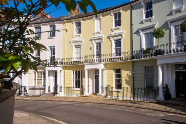 casas em fila em chalcot crescent, primrose hill - townhouse england famous place local landmark - fotografias e filmes do acervo