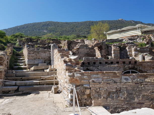 visitando éfeso en selcuk turquía: explorando las ruinas antiguas - ancient greece mediterranean turkey izmir turkey fotografías e imágenes de stock