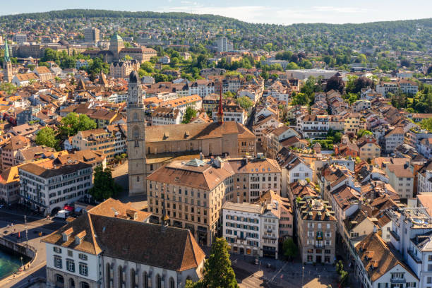vista aérea de la catedral de grossmunster con el paisaje urbano de zúrich, suiza - grossmunster cathedral fotografías e imágenes de stock