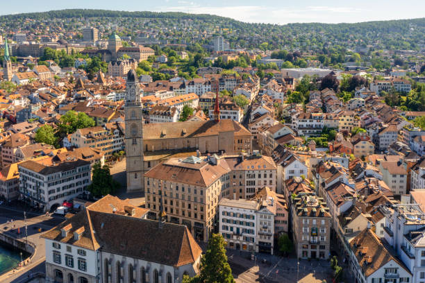 vista aerea della cattedrale di grossmunster con il paesaggio urbano di zurigo, svizzera - grossmunster cathedral foto e immagini stock