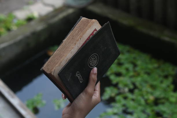 istock Hand a holding al quran 1477961105