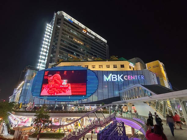 mbk center by night, bangkok, thailand - mbk imagens e fotografias de stock