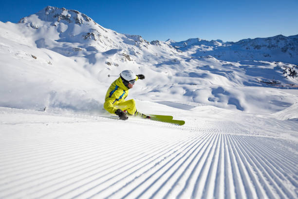 skulptur auf präparierten ski laufen - carving skiing stock-fotos und bilder
