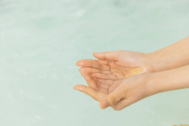 istock Hand touching water in bathtub. 1477979467