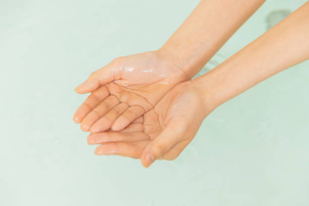 istock Hand touching water in bathtub. 1477979503