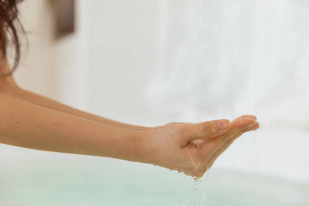 istock Hand touching water in bathtub. 1477980023
