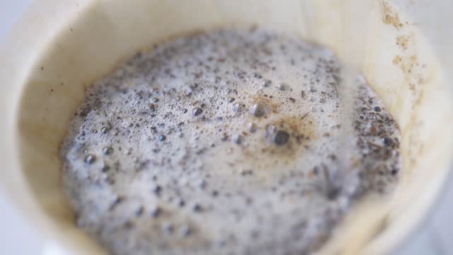 Make Pour-over Coffee,Pour Hot Water Into Coffee Powder
