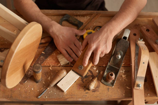 vista superior en primer plano del carpintero trabajando y curvando la madera en su taller, haciendo productos de madera en su carpintería. - carpintero fotografías e imágenes de stock