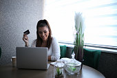 es-gibt-nie-einen-schlechten-zeitpunkt-um-online-einkaufen-zu-gehen-stockfoto-20-24-jahre.jpg?b=1&s=170x170&k=20&c=yXqGA3EjfYC6aZ7ZYd6-BFjLRPdqZs5M1xOz0-aV1m8=