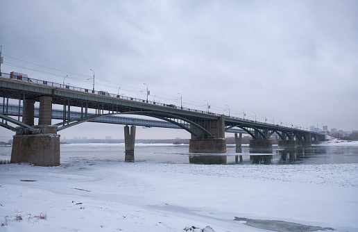 冬の雪の日に道路と地下鉄の橋がある凍ったオビ川の写真。ノボシビルスク、ロシア。 - ストックフォト・写真素材...