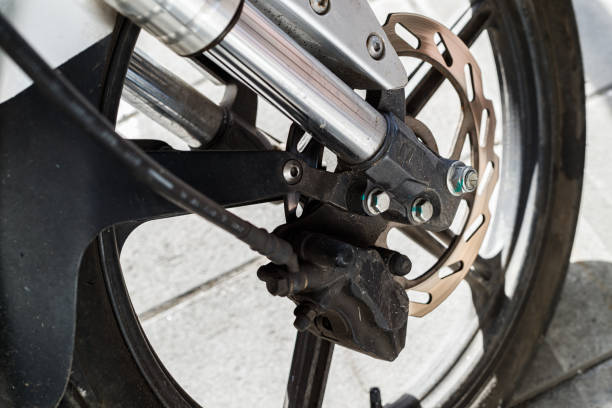 nahaufnahme eines sportmotorrad-bremspedals - bicycle pedal pedal bicycle macro stock-fotos und bilder