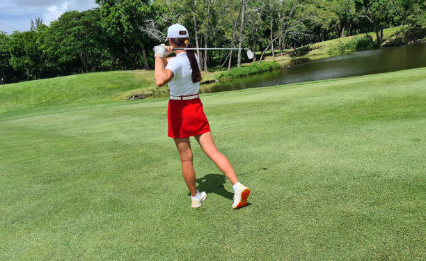 golfista mulher no conceito profissional do campo de golfe - golf ball spring cloud sun - fotografias e filmes do acervo