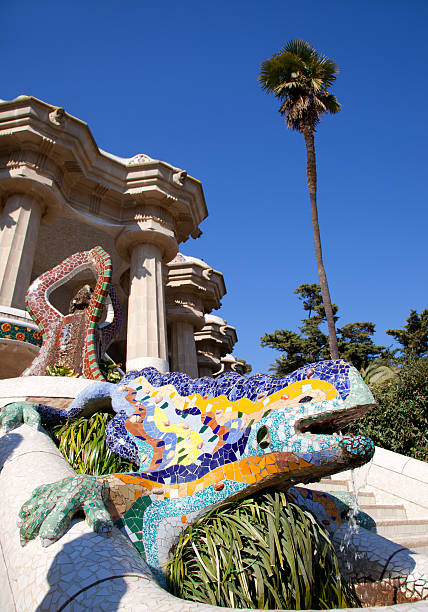 dragon salamandra de gaudí en parque güell - trencadis fotografías e imágenes de stock