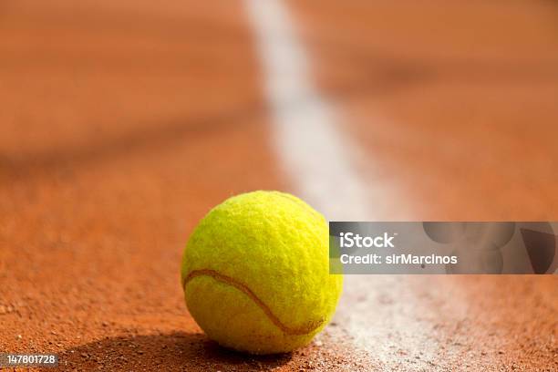 Pelota En Court Foto de stock y más banco de imágenes de Bola de Tenis - Bola de Tenis, Competición, Deporte