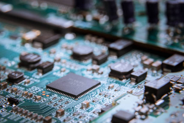 primo piano astratto sul microchip sul circuito blu - service electronics industry circuit board capacitor foto e immagini stock