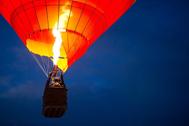 aerostat 夜の - 熱気球 ストックフォトと画像