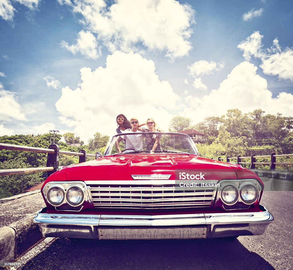 Amis en voiture - Photo de Adulte libre de droits