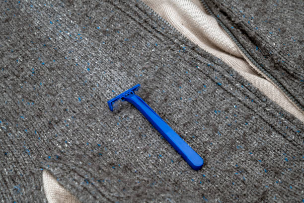 istock Lifehack; Use a razor to de-pill clothing 1478052427