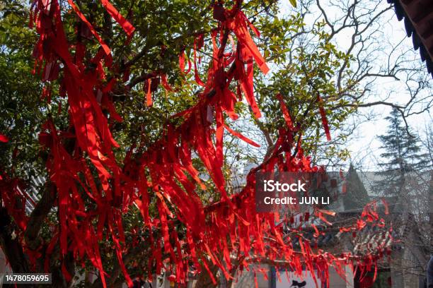 Il Luogo Sacro Dei Buddisti Un Albero Con Nastri Rossi Legare Nastri Agli Alberi È Un Rito Di Preghiera Riconoscente Albero Del Luogo Sacro Buddista Con I Nastri Rossi - Fotografie stock e altre immagini di Albero