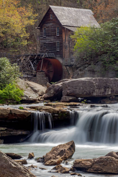 glade creek grist mill en virginie-occidentale - autumn watermill glade creek waterfall photos et images de collection