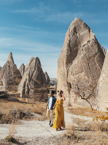 Pareja viaja en Turquía y explora Capadocia y las formaciones rocosas photo