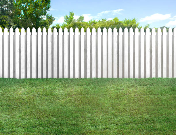 緑の草と白いピケットフェンスを持つ空の裏庭 - fence formal garden gardening ornamental garden ストックフォトと画像