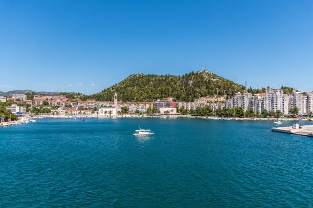 stunning view of a tranquil bay near a coastal town. ploce, croatia. - ploce imagens e fotografias de stock