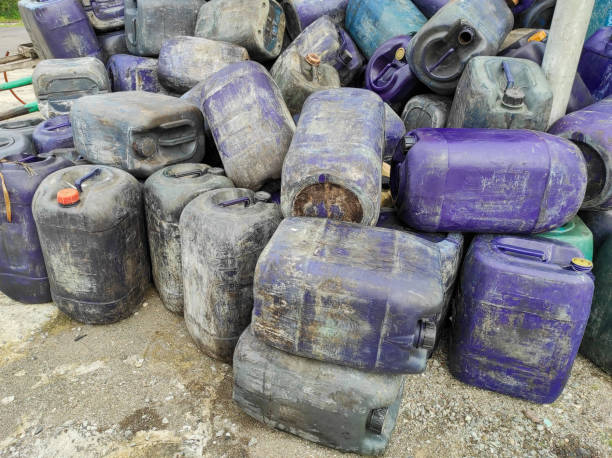 istock Used motor oil jerry cans 1478117797