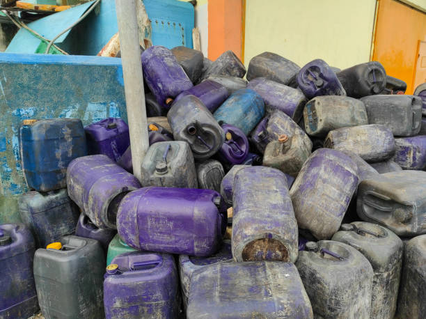 istock Used motor oil jerry cans 1478117802