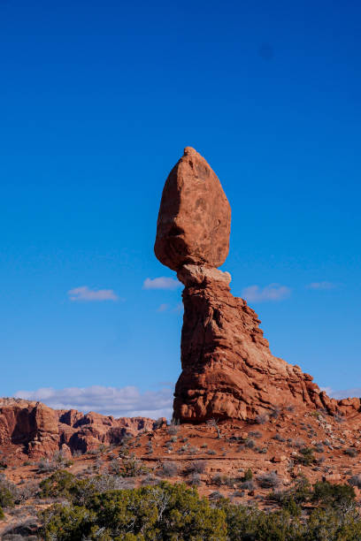 rocha equilibrada no parque nacional dos arcos (utah) - travel famous place balanced rock beauty in nature - fotografias e filmes do acervo
