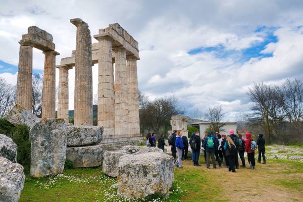 tempio sacro di zeus nell'antica nemea, grecia. museo archeologico dell'antica nemea. - temple of heracles foto e immagini stock