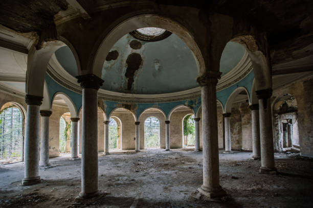 istock Round hall with colonnade in old abandoned palace 1478131617