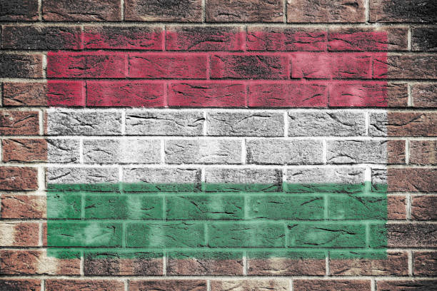 bandeira de hungria pintada no fundo da parede do tijolo - hungary flag banner dirty - fotografias e filmes do acervo