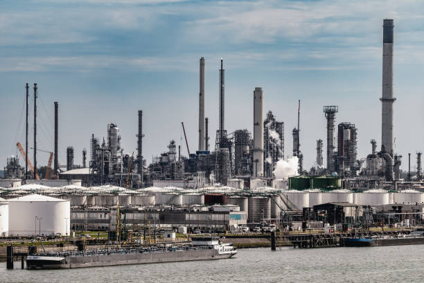 rafineria ropy naftowej, fabryka przemysłowych zakładów petrochemicznych i barki w przemysłowym porcie żeglugowym - storage tank silo chemical factory zdjęcia i obrazy z banku zdjęć