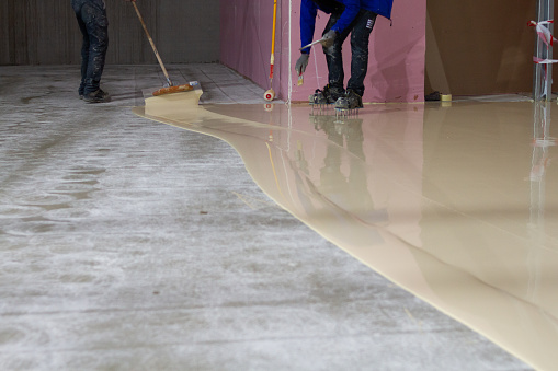 The worker who applied the resistant epoxy resin in the new hall was highly skilled and experienced in the application of epoxy coatings. Their attention to detail and knowledge of the proper techniques and safety measures ensured a high-quality and long-lasting finish.