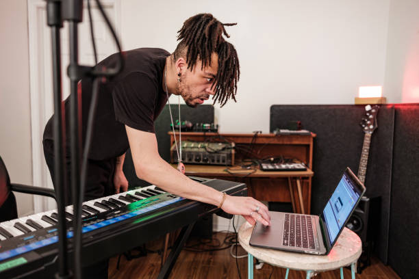 自宅のレコーディングスタジオで練習する男性混血ミュージシャン - talent show audio ストックフォトと画像