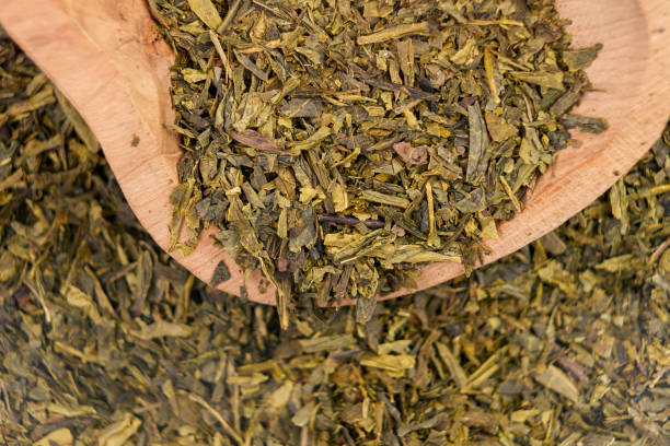 té verde tradicional japonés sencha hojas secas - dry dried plant green tea antioxidant fotografías e imágenes de stock