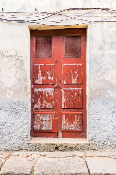 istock Peeling red paint on typical old wooden doors in Vila Nova de Gaia. 1478174102