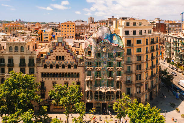passeig de gràcia en vue aérienne de barcelone espagne - barcelona antonio gaudi casa battlo spain photos et images de collection