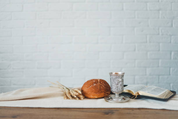 vino, pane e bibbia aperta, concetto di comunione - communion table foto e immagini stock