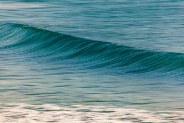 istock Swell line of a wave bending into the coast 1478205266