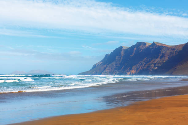 wunderschöner strand von famara mit spektakulären klippen - famara stock-fotos und bilder