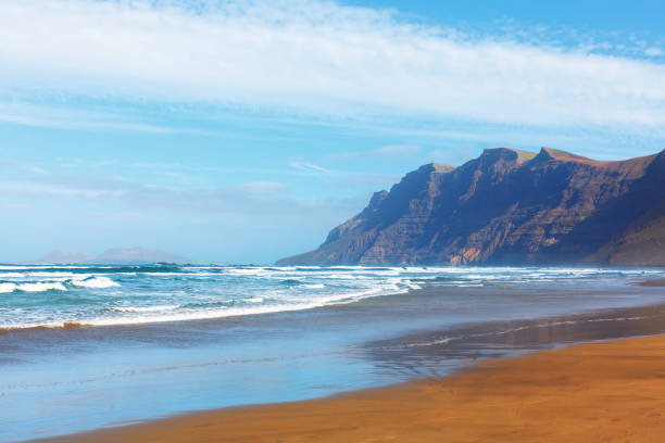 piękna plaża famara ze spektakularnymi klifami - famara zdjęcia i obrazy z banku zdjęć