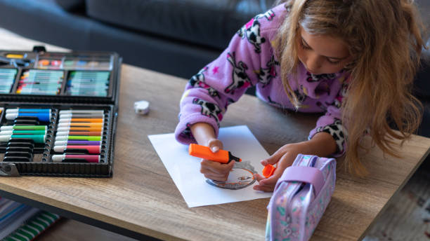 hermosa niña entre 7 y 10 años dibujando en casa - 7 10 years fotografías e imágenes de stock