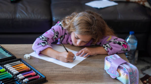 hermosa niña entre 7 y 10 años dibujando en casa - 7 10 years fotografías e imágenes de stock