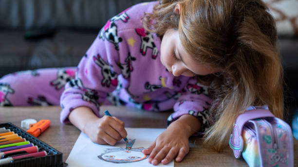 hermosa niña entre siete y diez años dibujando en casa - 7 10 years fotografías e imágenes de stock