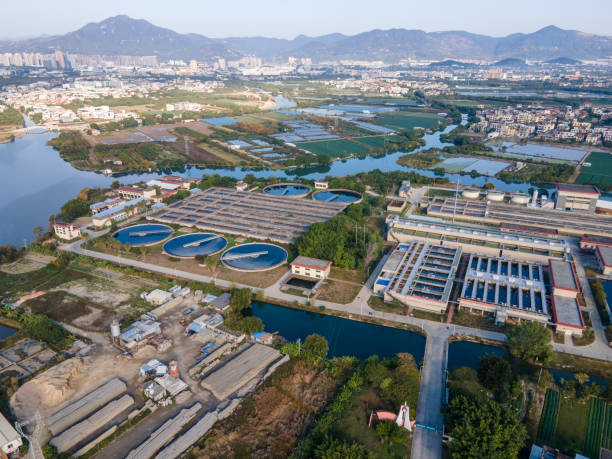 вид с воздуха на оборудование очистных сооружений в эксплуатации - desalination plant фотографии стоковые фото и изображения