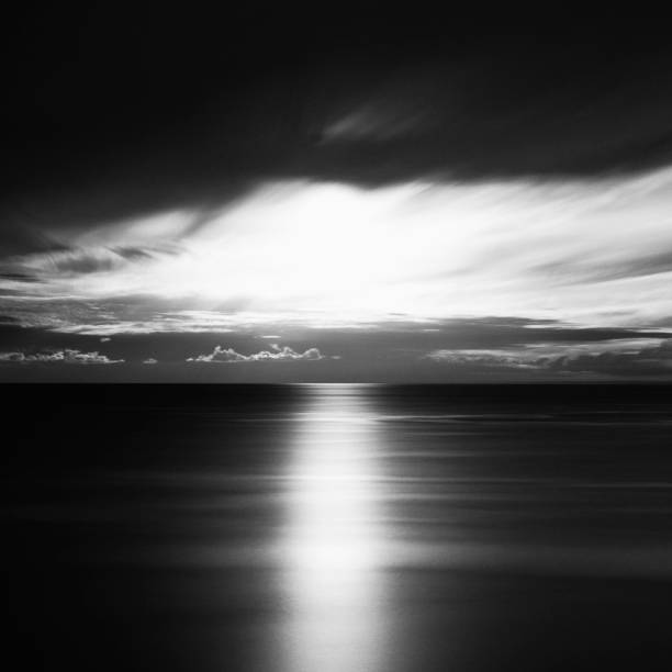 foto de longa exposição do mar e da luz do pôr do sol, província de shizuoka, japão - black and white landscape square long exposure - fotografias e filmes do acervo